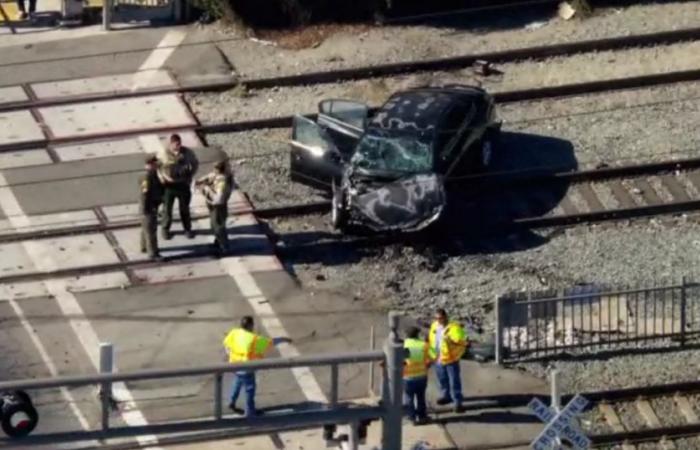 Conductor hospitalizado después de estrellarse contra un costado de un tren de Metro en el sur de Los Ángeles