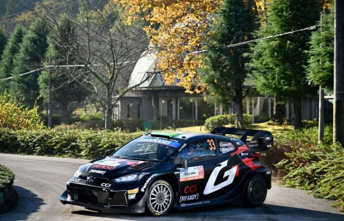 Neuville sufre un problema de potencia y Evans se hace con el liderato