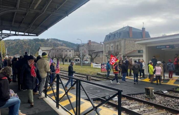 Alto Loira. Se manifiestan contra la eliminación de puestos de trabajo en la estación de Retournac