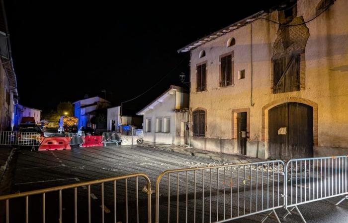 FOTOS. Se derrumba la fachada de un edificio desocupado, se reubica a cuatro personas y se establece un perímetro de seguridad