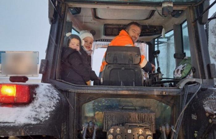 Nieve en Orne. Dos niños atrapados en la escuela, un tractor los lleva a casa