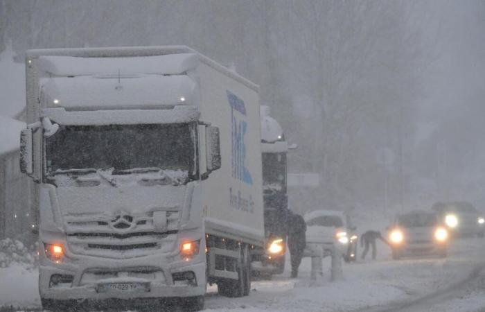 31 departamentos en alerta naranja por nieve, hielo y viento, el transporte sigue interrumpido