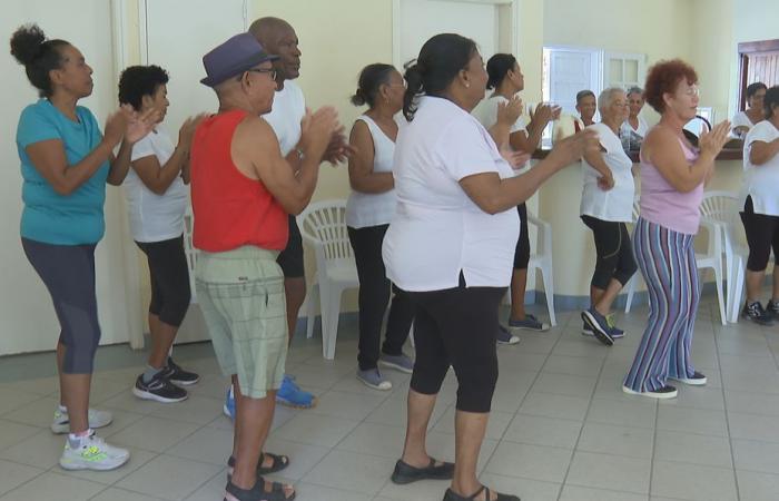 Los jubilados reuniones y sus bajos ingresos frente al alto coste de la vida