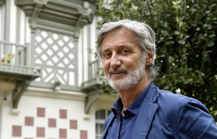 Descubre la casa de Antoine de Caunes en Normandía – Actual Immo