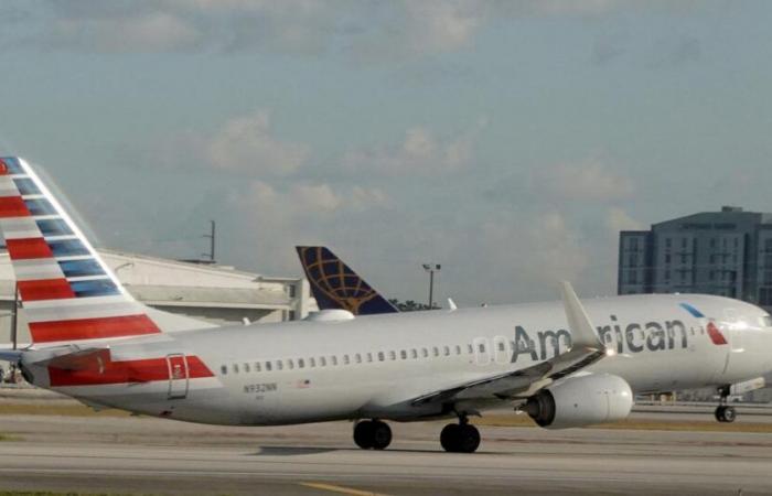 un hombre que quiere abandonar el avión en pleno vuelo controlado y atado al suelo por los demás pasajeros