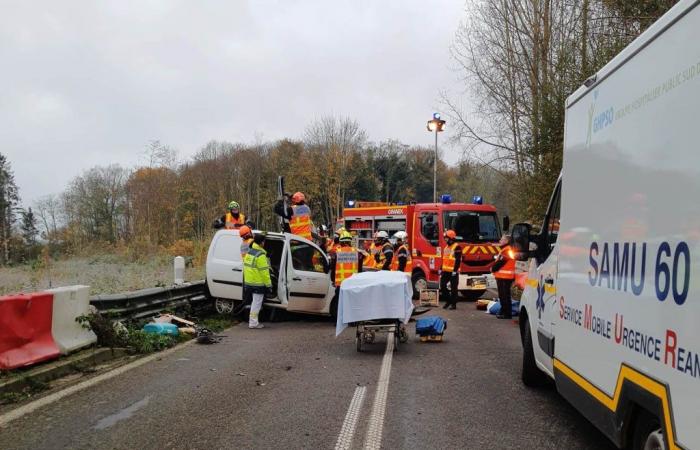 Un autobús que transportaba a estudiantes de secundaria atropellado frontalmente por un coche en Senlis