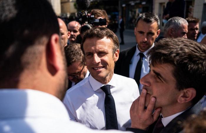 cuando Emmanuel Macron deja caer su chaqueta (y su máscara)