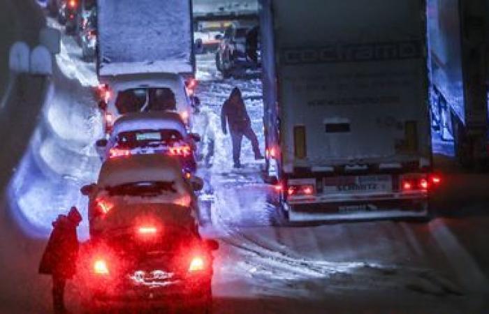 “No vimos a nadie”, testifica un automovilista atrapado en la autopista A36 desde el jueves por la tarde a las 21 horas.