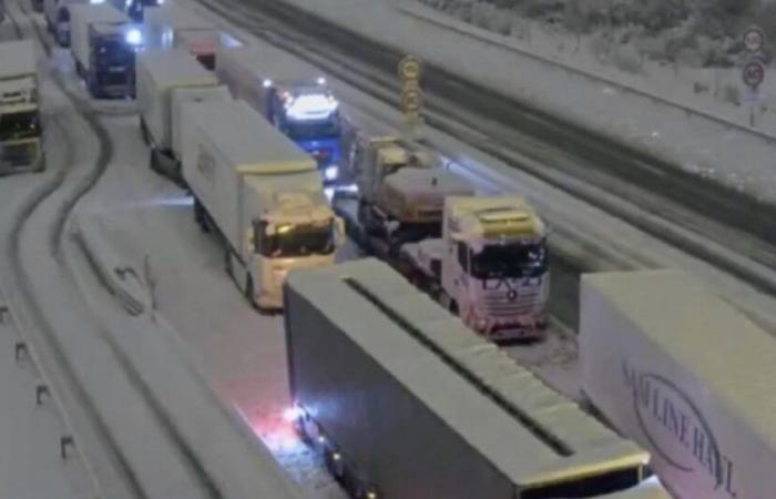 Nieve y hielo: miles de vehículos pesados ​​siguen atrapados en las autopistas el viernes: Noticias