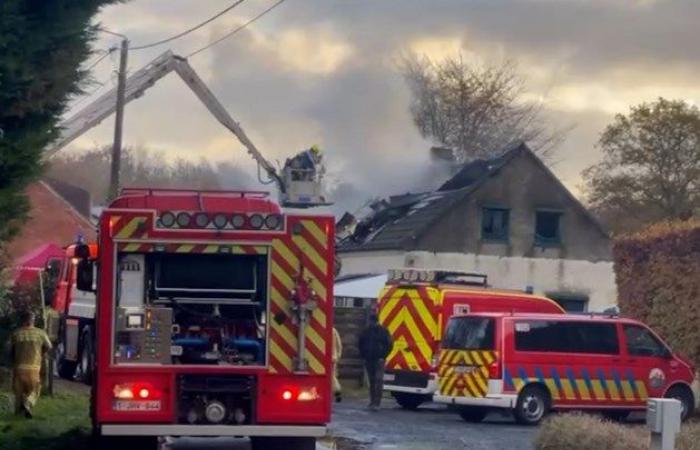 Un grave incendio doméstico en Heppen se cobra una vida: llega al lugar un médico forense (Leopoldsburg)