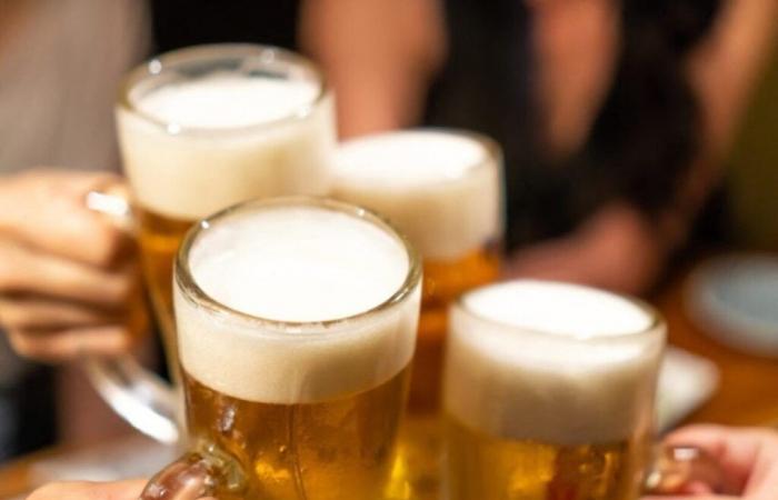 ¿Eres amante de la cerveza? Cuidado con estos hábitos poco saludables (que puedes estar acumulando)