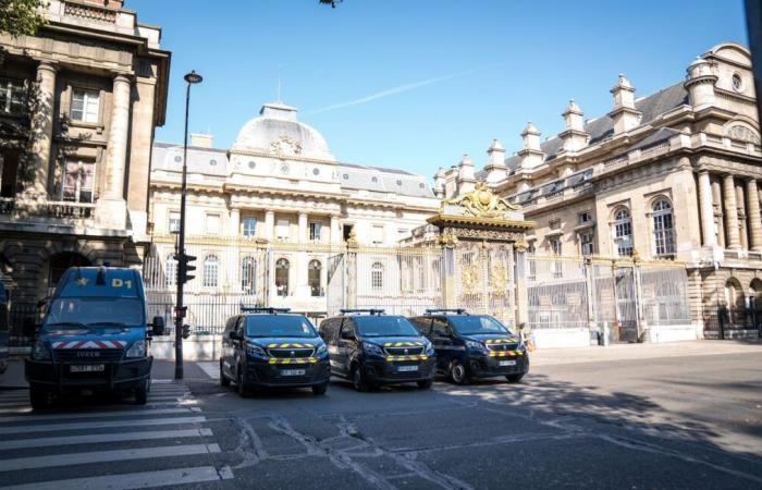 Ausente de su juicio por violación, acaba acudiendo él mismo a la policía.