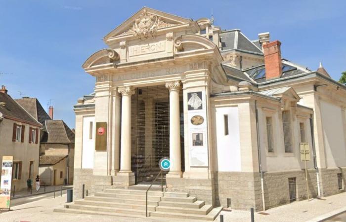 Figurillas y objetos de oro robados de un museo en Saona y Loira, los ladrones en fuga