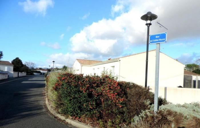 la calle de L’Abbé-Pierre en Surgères renombrada