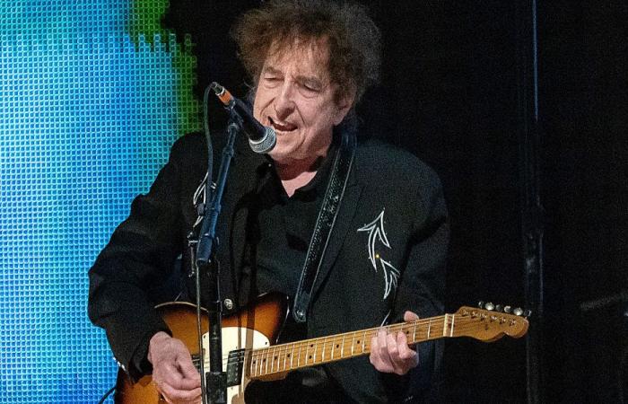 Bob Dylan niega haberle pedido a bailarina que no lo mirara a los ojos