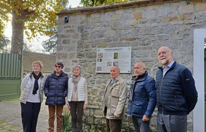 una placa en homenaje a los artistas famosos de esta calle del pueblo