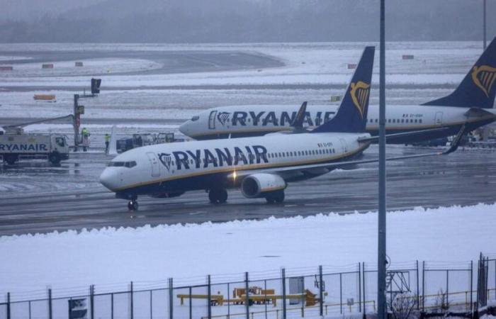 Aeropuerto de Manchester emite advertencia de que los vuelos podrían cancelarse debido al hielo y la nieve | Noticias del Reino Unido