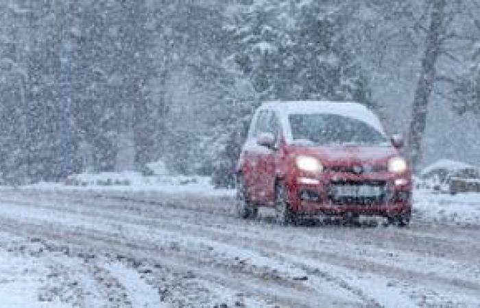 Las escuelas cerraron mientras Gran Bretaña estaba congelada y cubierta de nieve antes de que llegue el diluvio de lluvia este fin de semana – UK Weather Live