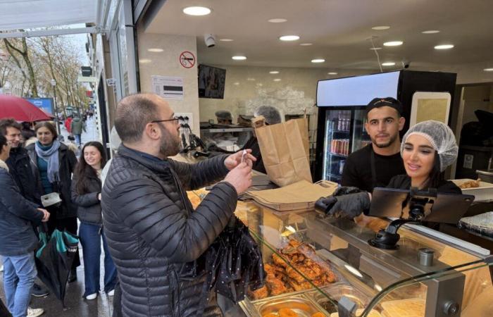 El maestro Poulet, el campeón del asador para llevar, extiende sus alas cerca de París