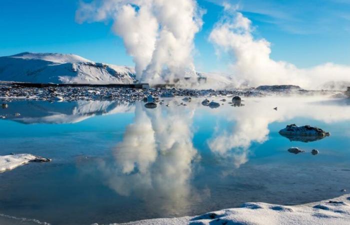 Espectaculares imágenes de la famosa Laguna Azul de Islandia invadida por lava volcánica