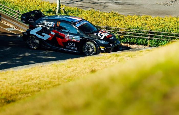 Neuville sufre un problema de potencia y Evans se hace con el liderato