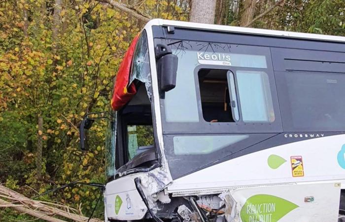 Un autobús que transportaba a estudiantes de secundaria atropellado frontalmente por un coche en Senlis