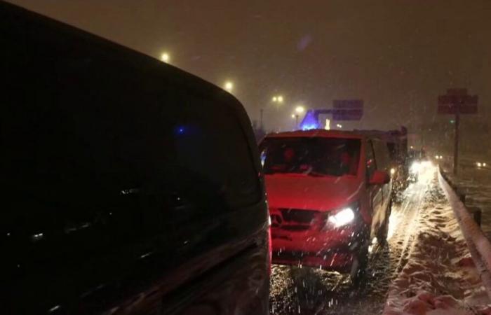 Caos en las carreteras debido a la nieve.