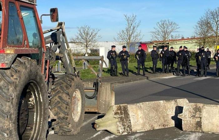 Ira agrícola: en Ruffec, el CRS desalojó a los agricultores del CR86, los gendarmes móviles intervinieron en Roullet y Vars