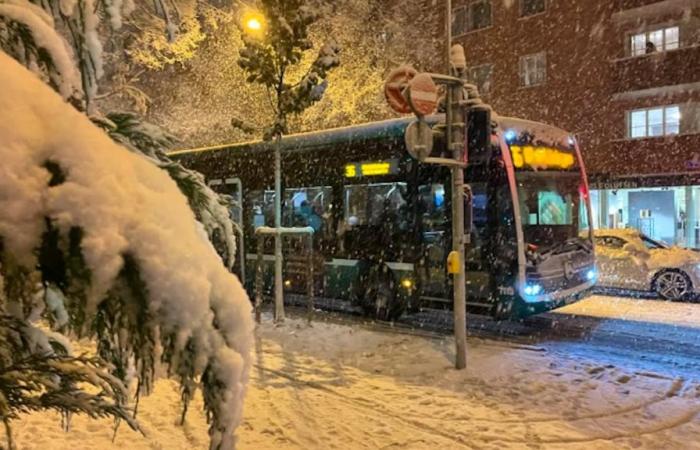 A partir de las 21:00 horas ya no había autobuses; la única opción para Basler era un costoso viaje en Uber.