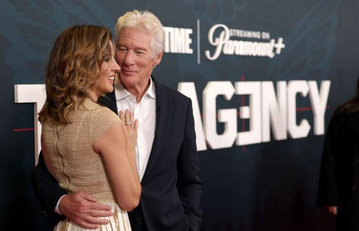 Richard Gere, de 75 años, y su esposa Alejandra Silva, de 41, lucen tan enamorados mientras se preparan para la vida en España.