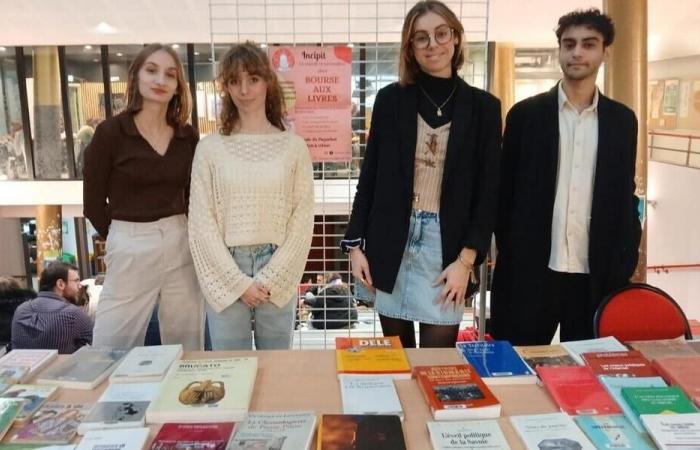 En Lorient, una asociación de estudiantes recicla libros para “hacer el