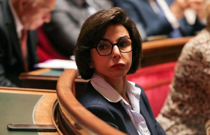 Rachida Dati apoyada por un ejecutivo del Renacimiento en el ayuntamiento de París