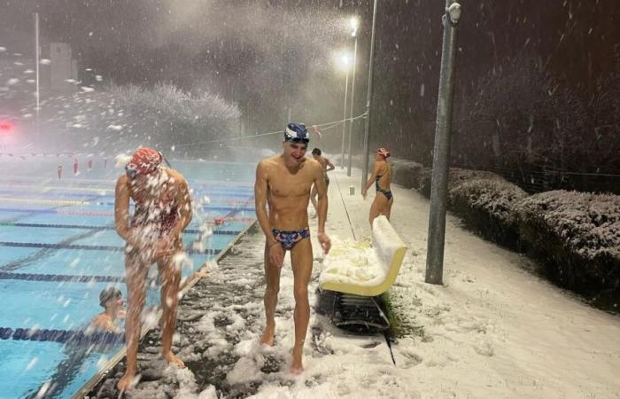 Nieve en Alsacia: baño “nórdico” y pelea de bolas de nieve para nadadores del Olympique Natation de Mulhouse