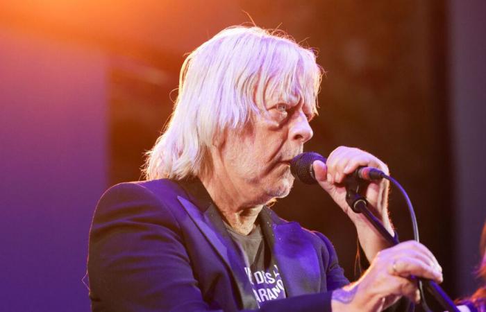 Renaud vuelve al escenario: incapaz de articular palabra, mirada perdida… El cantante es difícil de ver en un vídeo inquietante