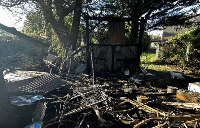 El sendero en cuclillas después del fatal incendio en Ille-et-Vilaine