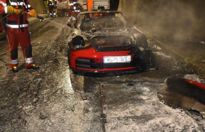 Su coche se incendia en un túnel, intentan combatir las llamas