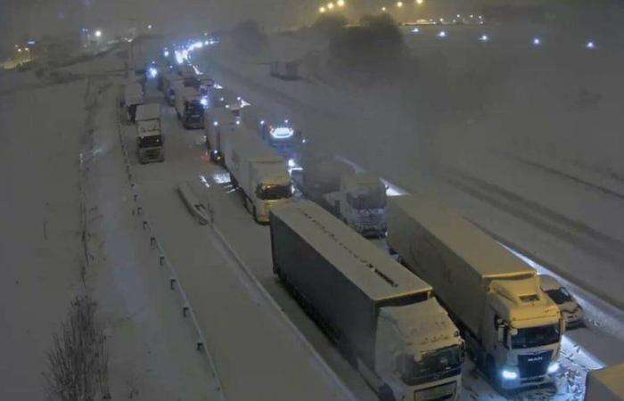 Tormenta Caetano: “Es una tontería…” Cientos de automovilistas atrapados por la nieve toda la noche en la autopista A36