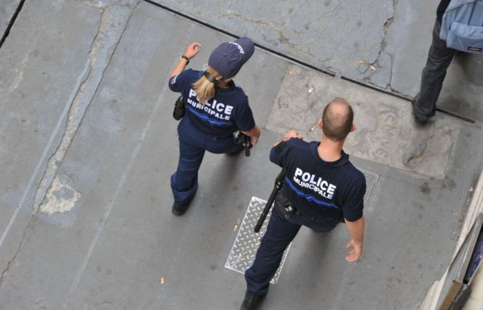 Una policía municipal amenazada con un cuchillo, sus compañeros someten al agresor