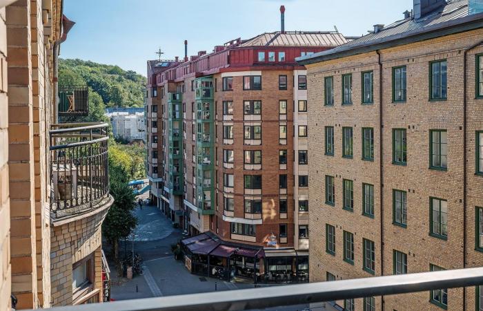 Un apartamento clásico y elegante de tres habitaciones de 94 m2 en un edificio antiguo