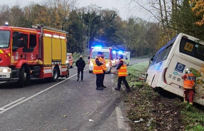 Un autobús que transportaba a estudiantes de secundaria atropellado frontalmente por un coche en Senlis