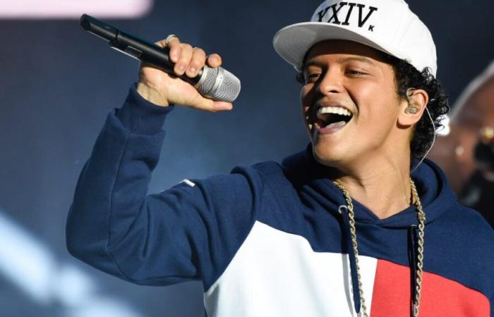 Bruno Mars y Rosé interpretaron por primera vez su canción viral “APT”.