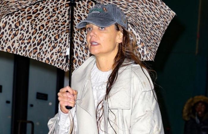 Katie Holmes se abriga con una gabardina beige y tejido trenzado con un bolso Birkin Dupe