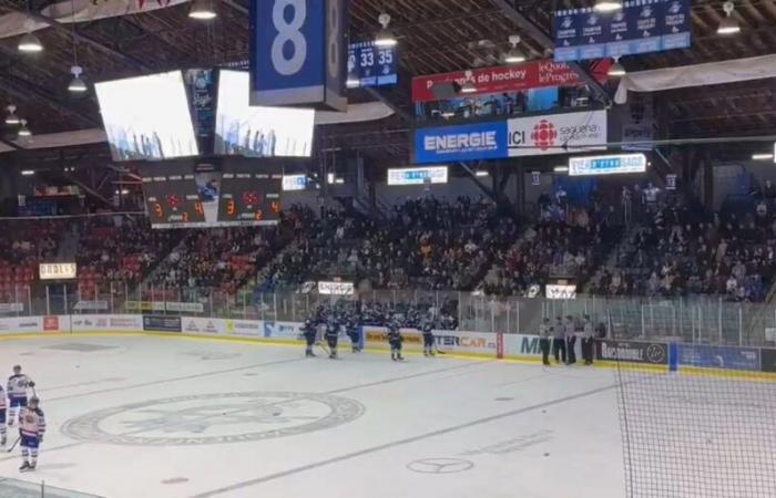 Gol polémico en Chicoutimi, los aficionados lanzan latas de cerveza a la pista de hielo