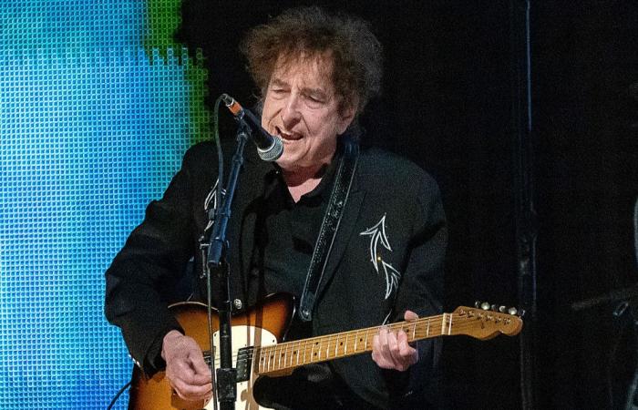 Bob Dylan niega haberle pedido a bailarina que no lo mirara a los ojos