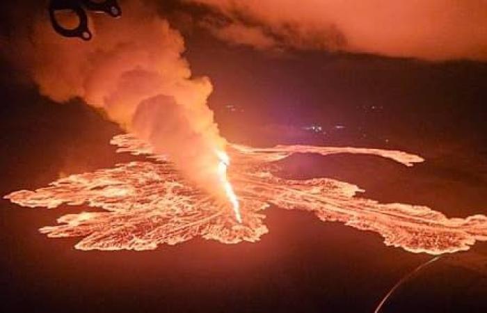 Espectaculares imágenes del aparcamiento de un sitio turístico engullido por la lava