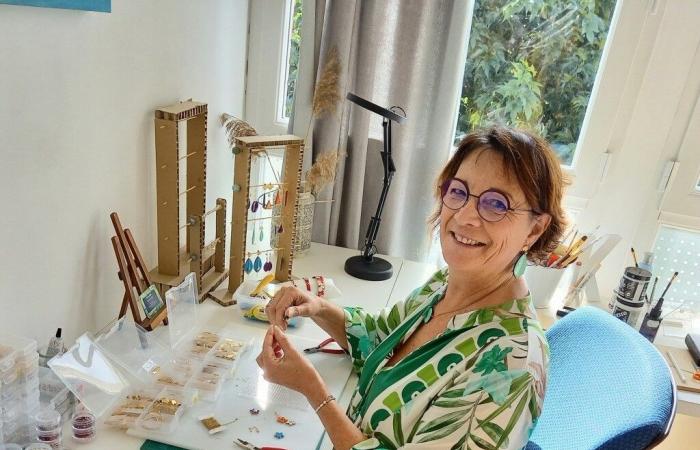 Estas tres mujeres dirigen una tienda navideña temporal en La Ferté-Bernard.