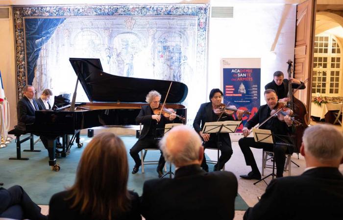 La princesa Carolina Murat al piano para apoyar a la Academia Nacional de Cirugía