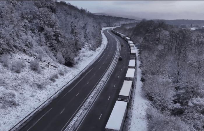 Miles de vehículos pesados ​​varados tras una nevada