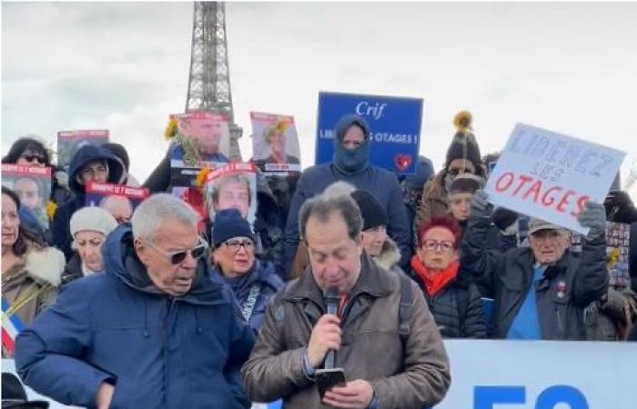 Michel Taube interviene ante las Madres de la Esperanza reunidas en el Trocadero para exigir la liberación de los rehenes de Hamás