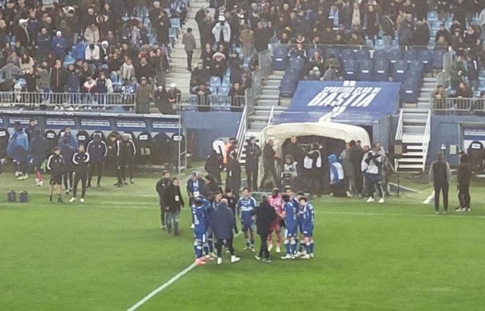 Un árbitro asistente fue atacado con proyectiles, el partido Bastia-Lorient fue interrumpido